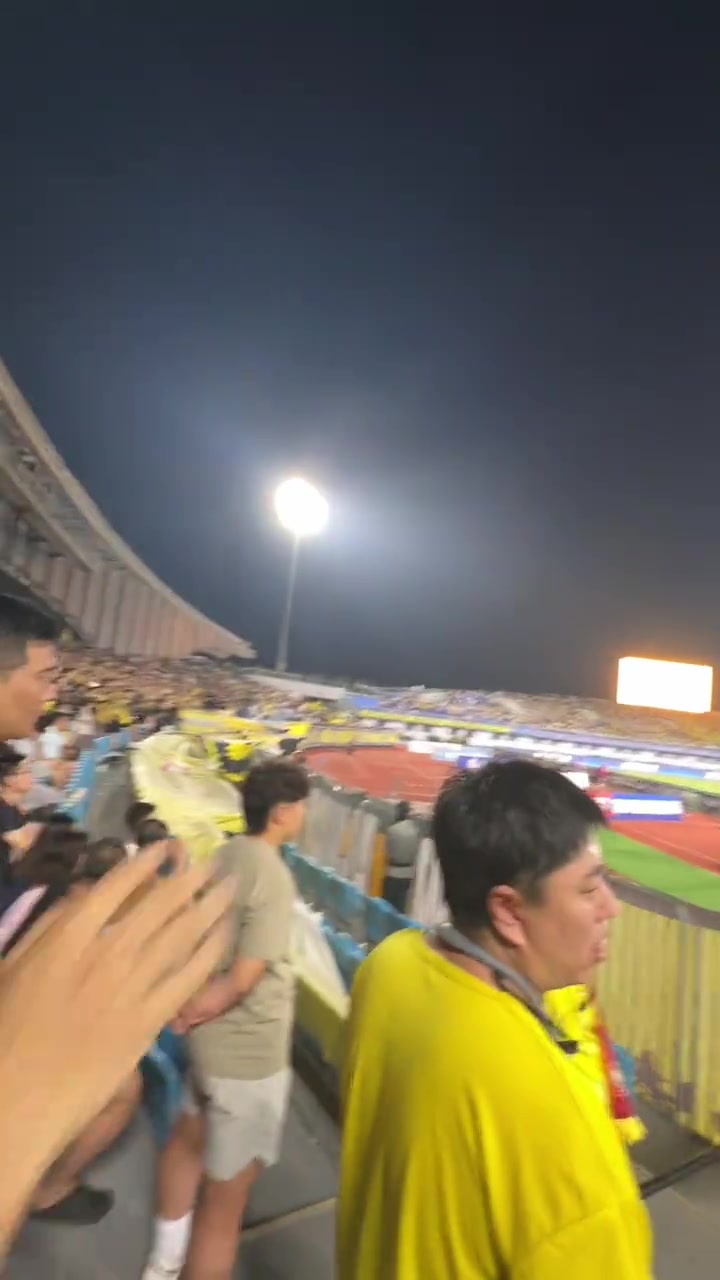 开云体育官网-王鹏遭遇车祸，青岛西海岸球迷比赛第15分钟高喊“王鹏加油”！